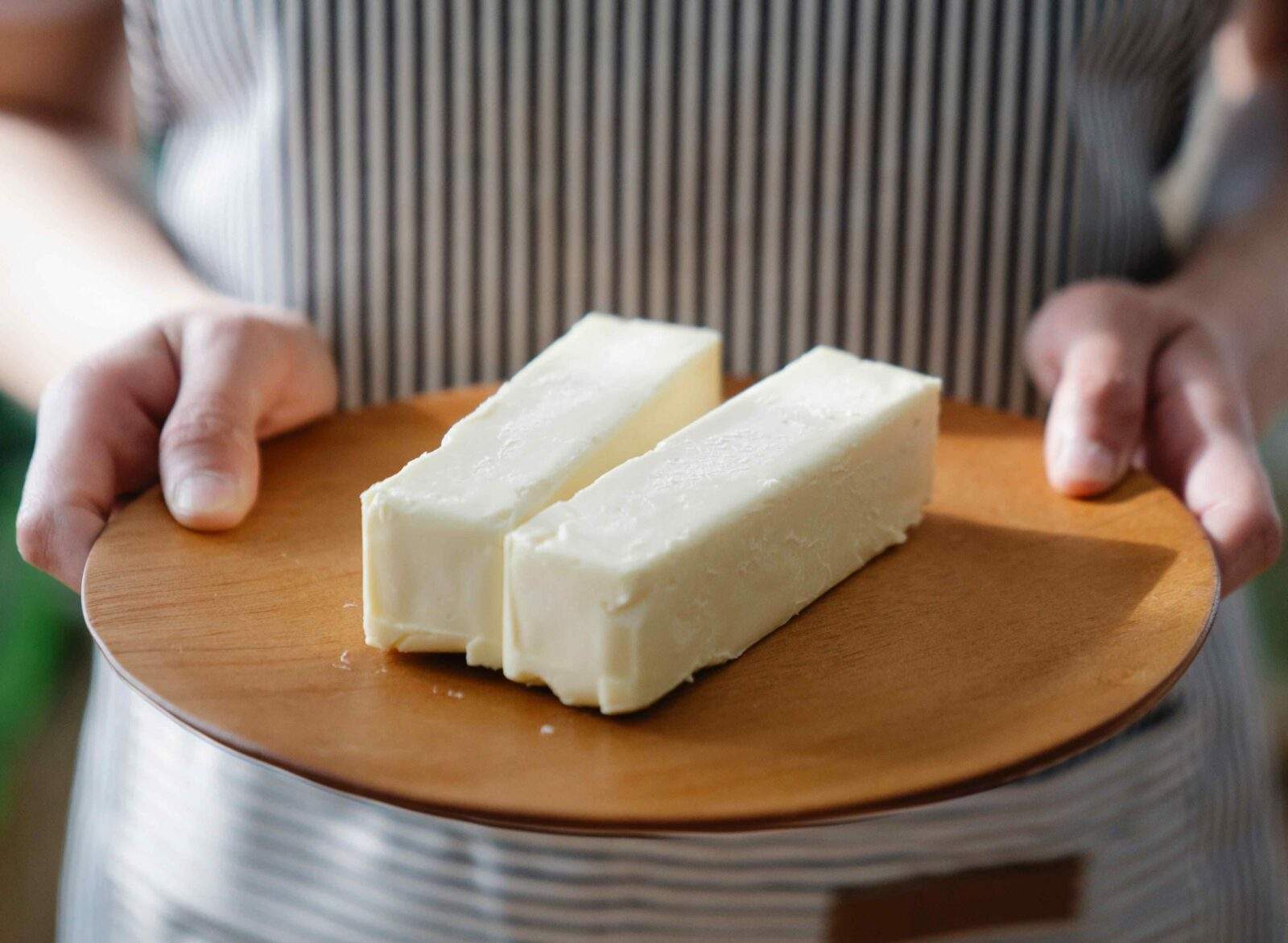 Pourquoi le beurre est-il jaune alors que le lait est blanc ?